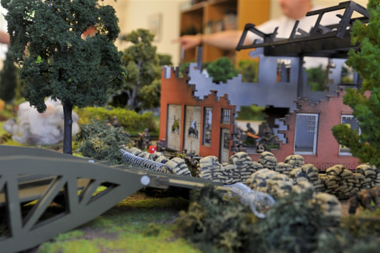 Kampfgruppe Frundsberg firing on the US 82nd from the northern riverside.